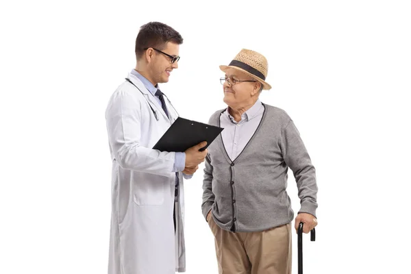 Médico Anciano Hablando Aislado Sobre Fondo Blanco — Foto de Stock