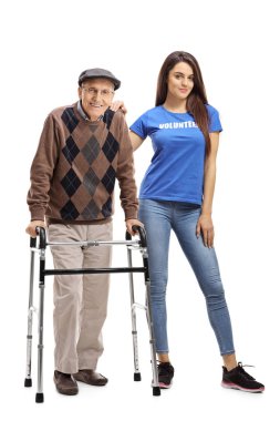 Bir Walker ve beyaz arka planda izole genç bir kadın gönüllü ile kıdemli bir adam tam uzunlukta portre