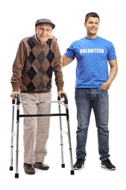 Beyaz arka planda izole bir Walker ile kıdemli bir adam yardım genç bir adam gönüllü tam uzunlukta portre