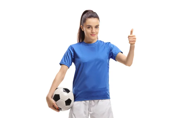 Kobieta Piłkarz Trzyma Piłkę Kciuka Się Znak Białym Tle — Zdjęcie stockowe