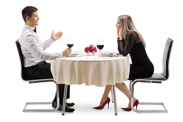 Foto Perfil Completo Joven Hablando Con Una Joven Una Mesa — Foto de Stock