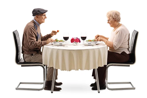 Senior Çift Beyaz Arka Planda Izole Bir Restoran Masasında Bir — Stok fotoğraf