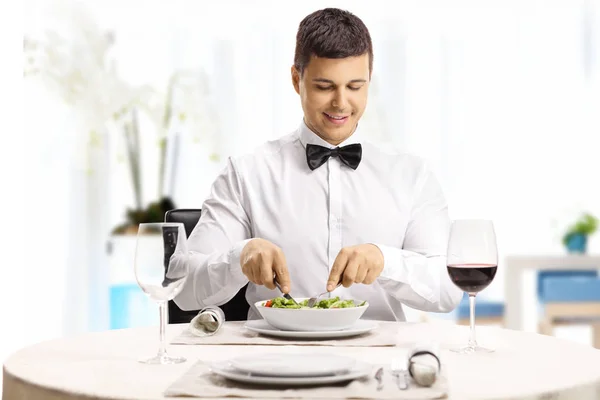 Joven Hombre Guapo Comiendo Una Ensalada Moderno Restaurante Lujo —  Fotos de Stock