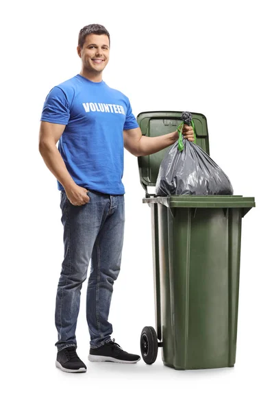 Retrato Completo Joven Voluntario Tirando Una Bolsa Plástico Cubo Aislado — Foto de Stock