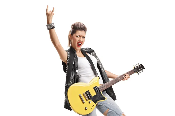 Punk Menina Com Uma Guitarra Elétrica Fazendo Sinal Chifre Isolado — Fotografia de Stock