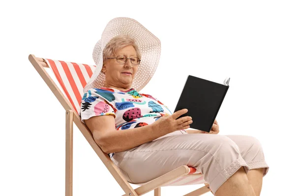 Старшая Женщина Сидит Шезлонге Читает Книгу Белом Фоне — стоковое фото