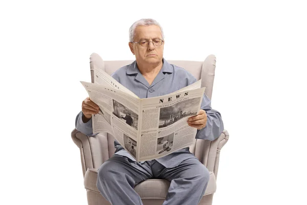 Homme Âgé Pyjama Assis Dans Fauteuil Lisant Journal Isolé Sur — Photo