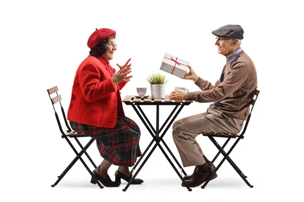 一名老人坐在咖啡馆里 给一个被隔离在白色背景上的老年妇女送礼物的全长概况照片 — 图库照片