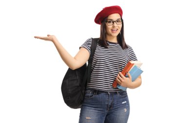 Beyaz arka planda izole bir şey tutmak için el ile kitap ve sırt çantası ile kadın öğrenci