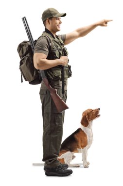 Beyaz arka planda izole gösteren bir köpek ile bir avcı tam uzunlukta profil çekim
