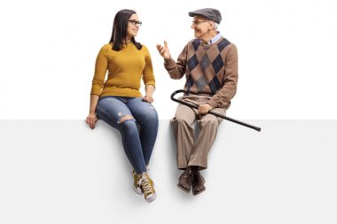 Bir panelde oturan ve beyaz arka planda izole genç bir kıza konuşan kıdemli bir adamın tam uzunlukta çekim