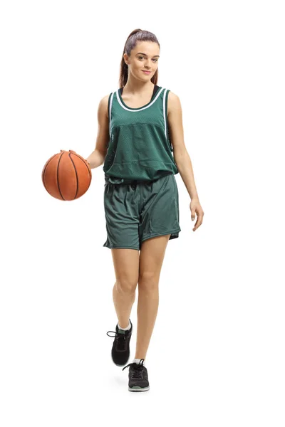 一个女篮球运动员带领一个球和在白色背景上摆孤立的构成的全长肖像 — 图库照片