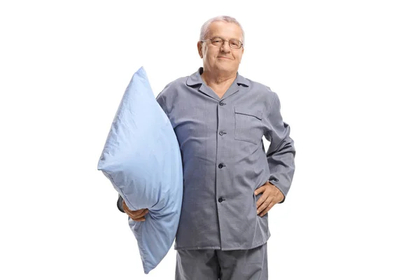 Szczęśliwy Starszy Mężczyzna Mężczyzna Piżamie Trzyma Poduszkę Białym Tle — Zdjęcie stockowe