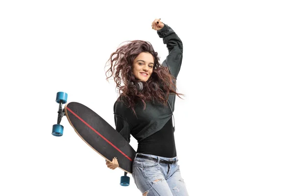 Gelukkig Tiener Meisje Met Een Longboard Springen Geïsoleerd Witte Achtergrond — Stockfoto