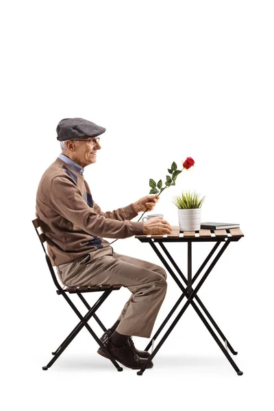 Perfil Comprimento Total Tiro Homem Idoso Sentado Uma Mesa Café — Fotografia de Stock