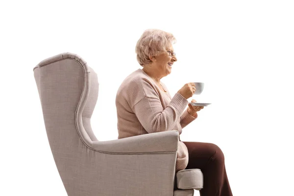 Profil Une Femme Âgée Avec Une Tasse Assise Dans Fauteuil — Photo