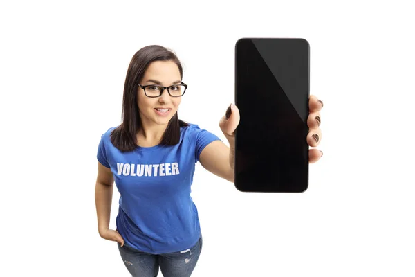 Jonge Vrouwelijke Vrijwilliger Toont Een Mobiele Telefoon Geïsoleerd Witte Achtergrond — Stockfoto