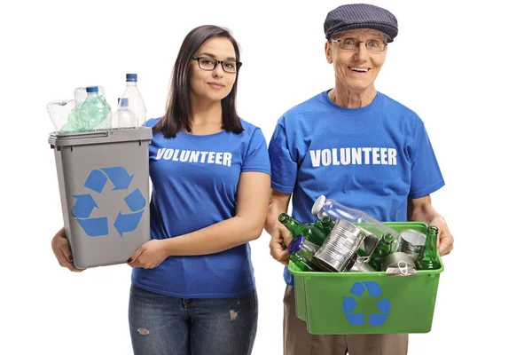 若い女性ボランティアと 白い背景に孤立したビンをリサイクルするシニア マンボランティア — ストック写真