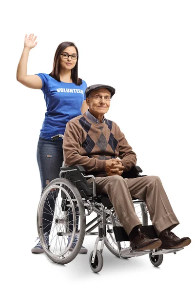 Jeune Femme Bénévole Poussant Homme Âgé Dans Fauteuil Roulant Montrant — Photo