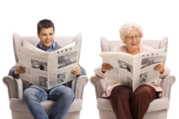 Jonge Man Een Senior Vrouw Zitten Fauteuils Het Lezen Van — Stockfoto