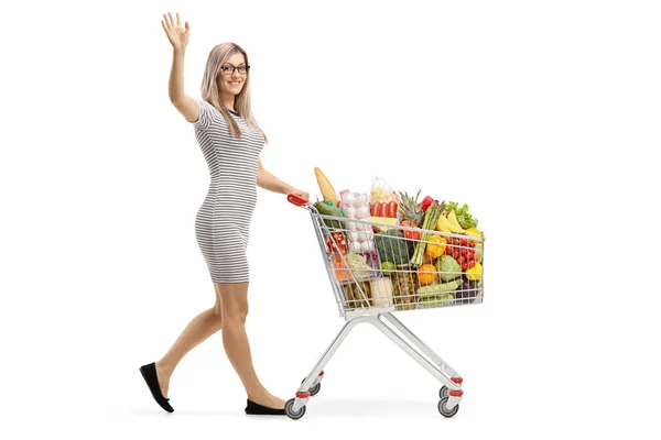 Aufnahme Einer Jungen Frau Mit Einem Einkaufswagen Voller Lebensmittel Die — Stockfoto