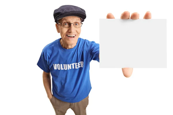 Senior Männlicher Freiwilliger Zeigt Eine Leere Karte Auf Weißem Hintergrund — Stockfoto