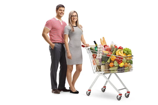 Jovem Homem Mulher Posando Com Carrinho Compras Completo Isolado Fundo — Fotografia de Stock