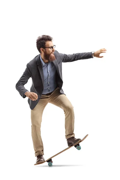 Bearded Man in formele kleren rijden op een skateboard — Stockfoto