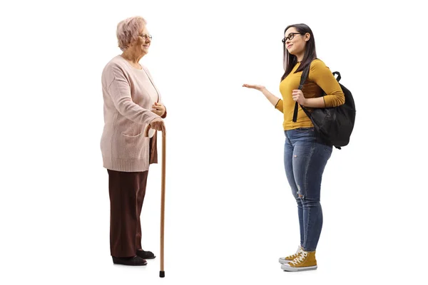 Femme âgée avec une canne et une étudiante gesticulant avec han — Photo