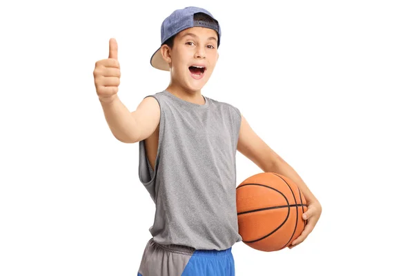 Cooler Teenager mit einem Basketball, der Daumen nach oben zeigt — Stockfoto