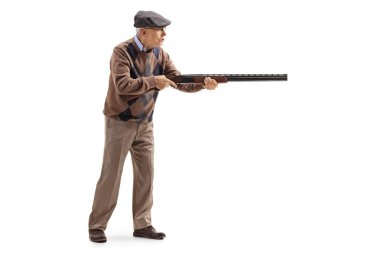 Beyaz arka plan üzerinde izole bir av tüfeği ile nişan yaşlı bir adamın tam uzunlukta profil atış