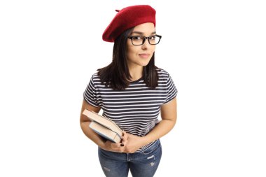 Kitapları tutan ve beyaz arka planda yalnız poz veren genç kız öğrenci.