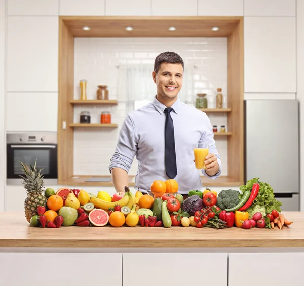 Young Man Posing Glass Orange Juice Pile Fruits Vegetables Wooden — Stock Photo, Image