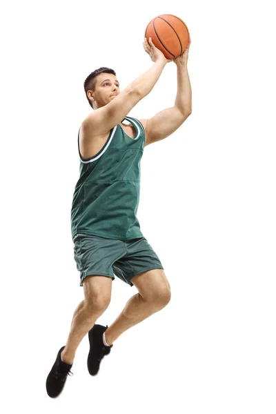 白い背景に隔離されたボールを撮影する男性バスケットボール選手のフルレングスショット — ストック写真