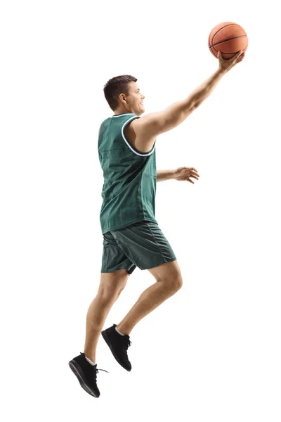 白い背景に隔離されたボールで遊ぶ男性バスケットボール選手のフルレングスショット — ストック写真