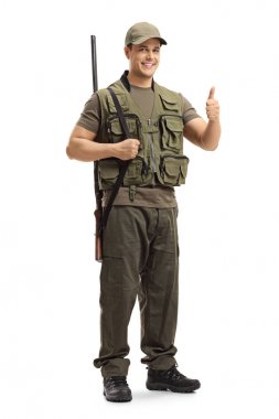 Omzunda bir av tüfeği ile bir avcı tam uzunlukta portre başparmak kadar işaret beyaz arka plan üzerinde izole gösteren