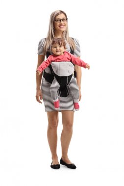 Mutlu bir anne ve beyaz arka plan üzerinde izole bir taşıyıcı bir bebek tam uzunlukta portre