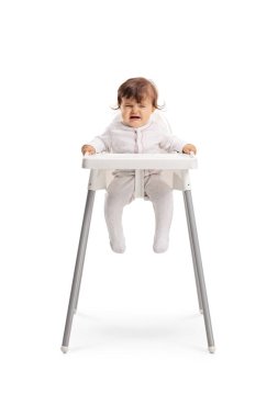 Bir bebek sandalyede oturan ve beyaz arka plan üzerinde izole ağlayan bir kız bebek tam uzunlukta portre