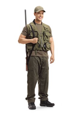 Omzunda beyaz arka plan üzerinde izole bir av tüfeği ile genç bir avcı tam uzunlukta portre