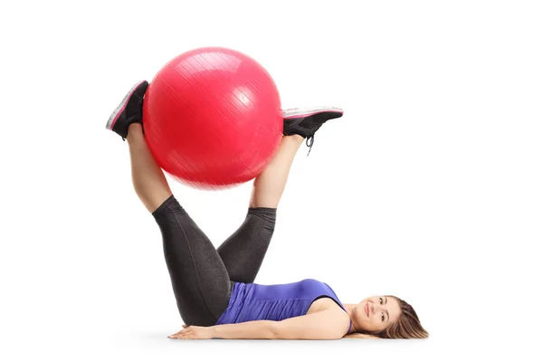 Aufnahme Einer Jungen Frau Die Mit Einem Fitnessball Auf Dem — Stockfoto