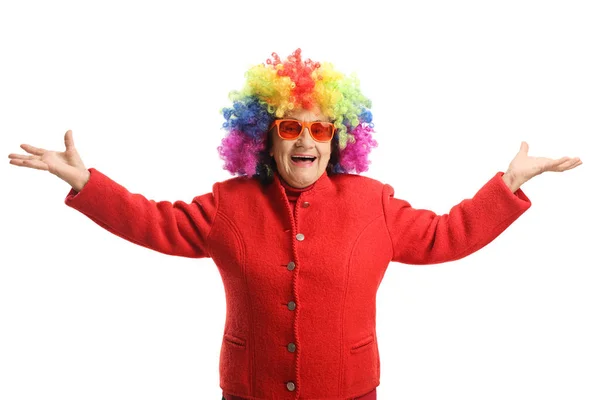 Senhora Idosa Feliz Com Casaco Vermelho Uma Peruca Colorida Isolada — Fotografia de Stock