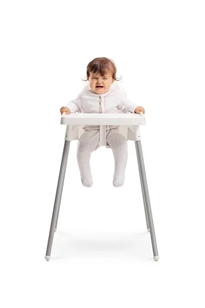 赤ちゃんの椅子に座って 白い背景に孤立して泣いている女の赤ちゃんの完全な長さの肖像画 — ストック写真