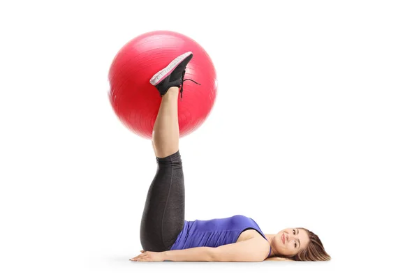 Tiro Cuerpo Entero Una Joven Tumbada Suelo Sosteniendo Una Pelota — Foto de Stock