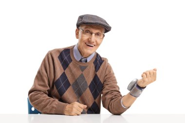 Bilek tansiyon monitörü ile Kıdemli adam