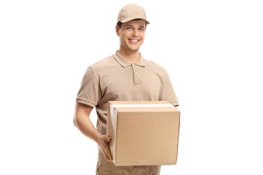 Beyaz arka plan üzerinde izole edilmiş bir paket tutan gülümseyen teslimat adam