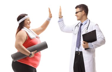 Beyaz arka planda izole edilmiş bir erkek doktorla beşlik çakan şişman bir kadın.