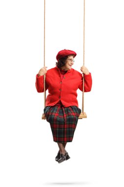 Yan bakarak bir salıncak üzerinde oturan ve beyaz arka plan üzerinde izole gülümseyen yaşlı bir bayan Tam uzunlukta çekim