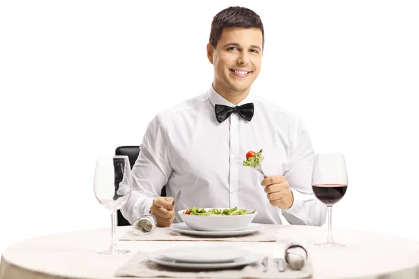 Elegant Man Med Fluga Äta Sallad Ett Restaurangbord Isolerat Vit — Stockfoto