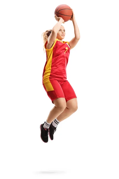 Полнометражный Снимок Женщины Баскетболистки Стреляющей Мяч Белом Фоне — стоковое фото