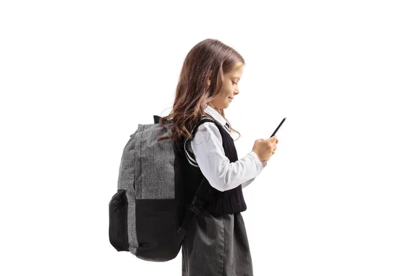 Piccola Studentessa Utilizzando Telefono Cellulare Isolato Sfondo Bianco — Foto Stock